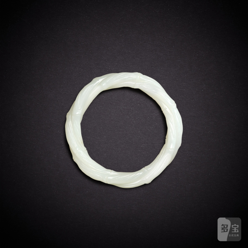 A white jade 'twist-rope' bangle, Qing dynasty, 19th century | 清十九世紀 白玉絞絲紋鐲 - 图2